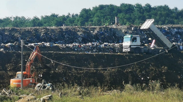Svakodnevno prekrivanje otpada na deponiji u Ramićima